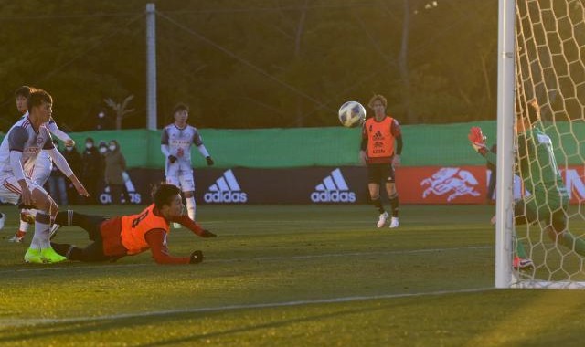 麻将胡了2-日本队练习赛7比0横扫大学生队 98年新星帽子戏法